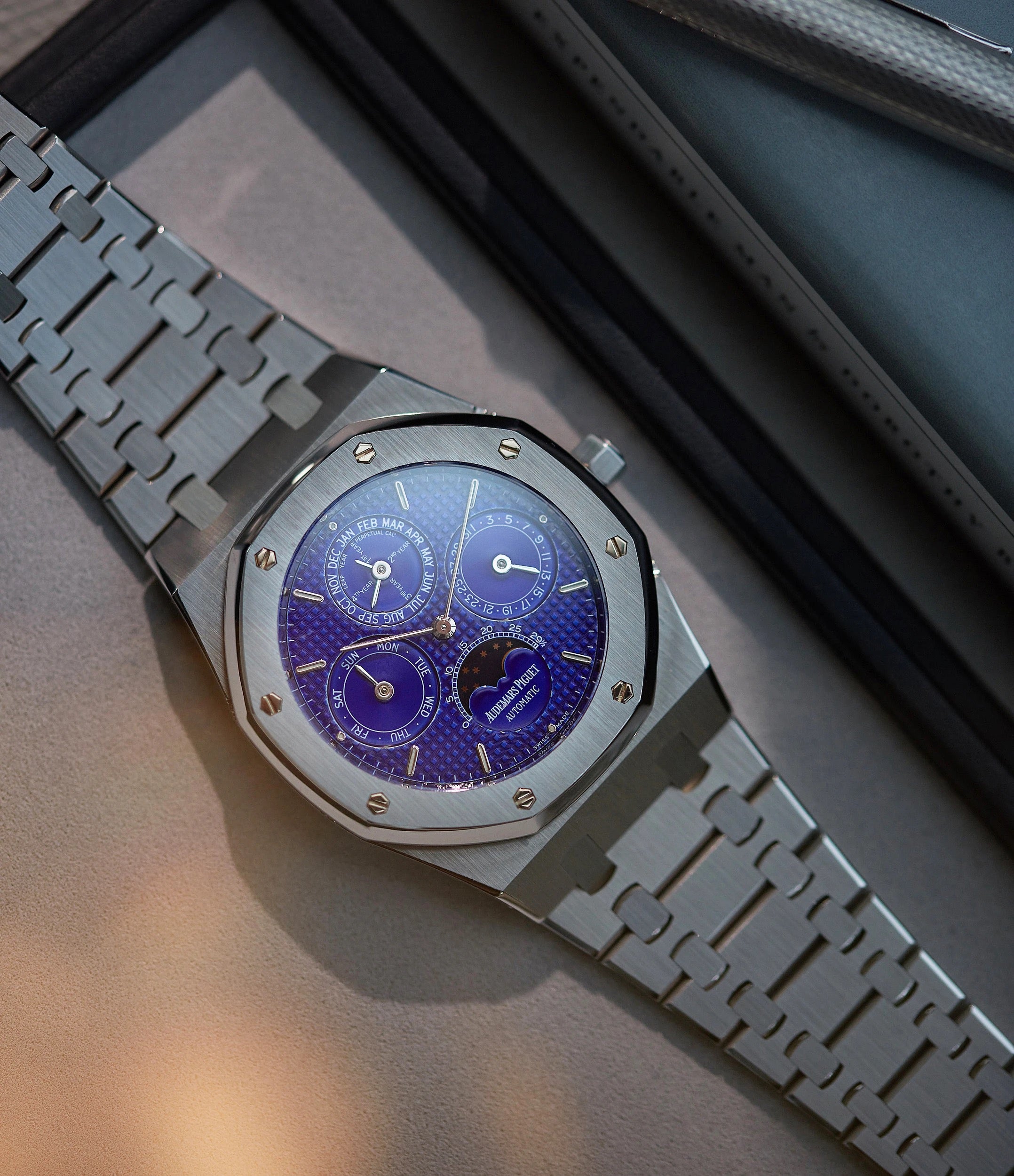 A Yves Klein Royal Oak Perpetual 25820ST – Hairspring