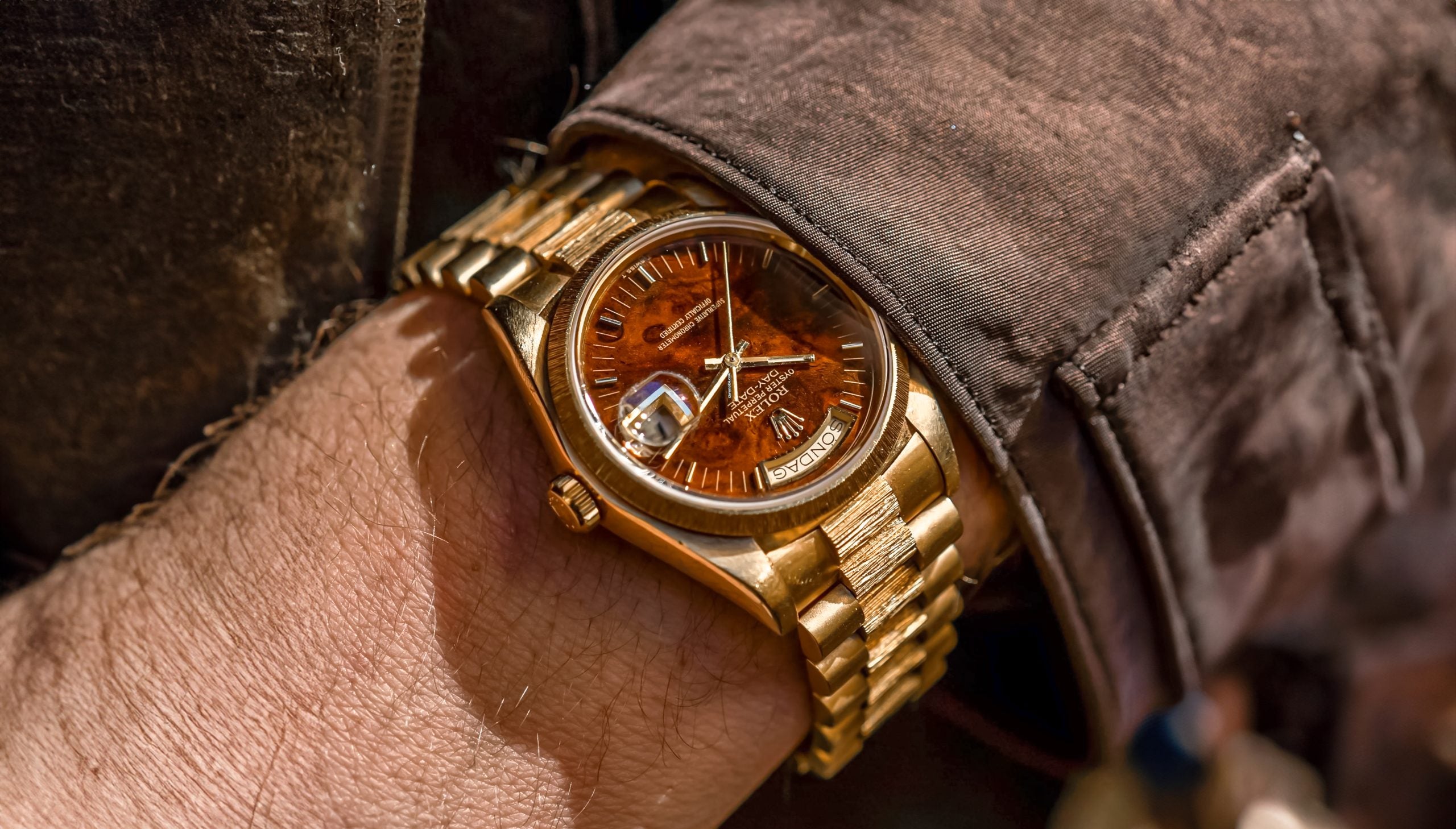 ロッペン Burlwood Dial, Bark Finish 18078 Rolex Day-Date – Hairspring