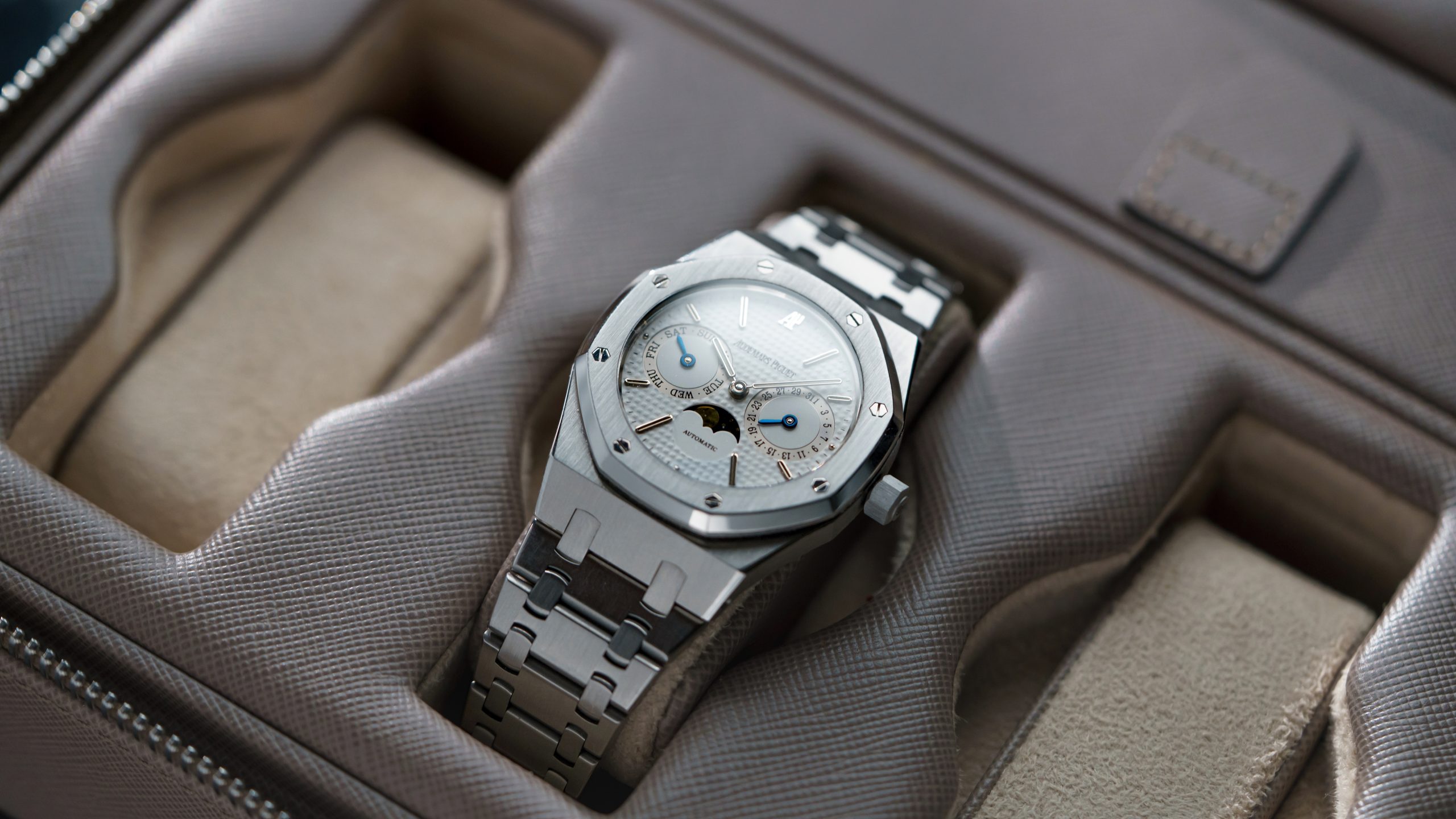 Audemars-Piguet-25594ST-Royal-Oak-Day-Date-Moonphase